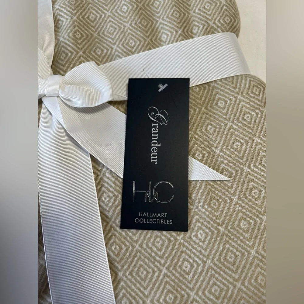 Hallmart Collectibles Grandeur Diamond Decorative Knit Fringed Throw | Beige NWT - Picture 2 of 5